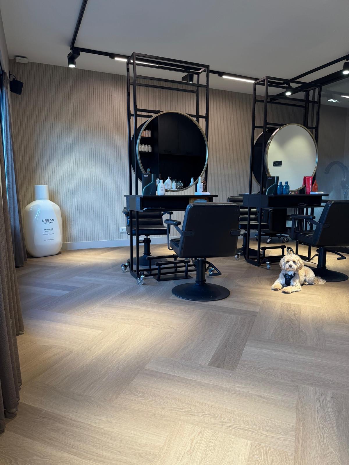 Detail van kapsalon Linda's Look met stijlvolle vloerafwerking