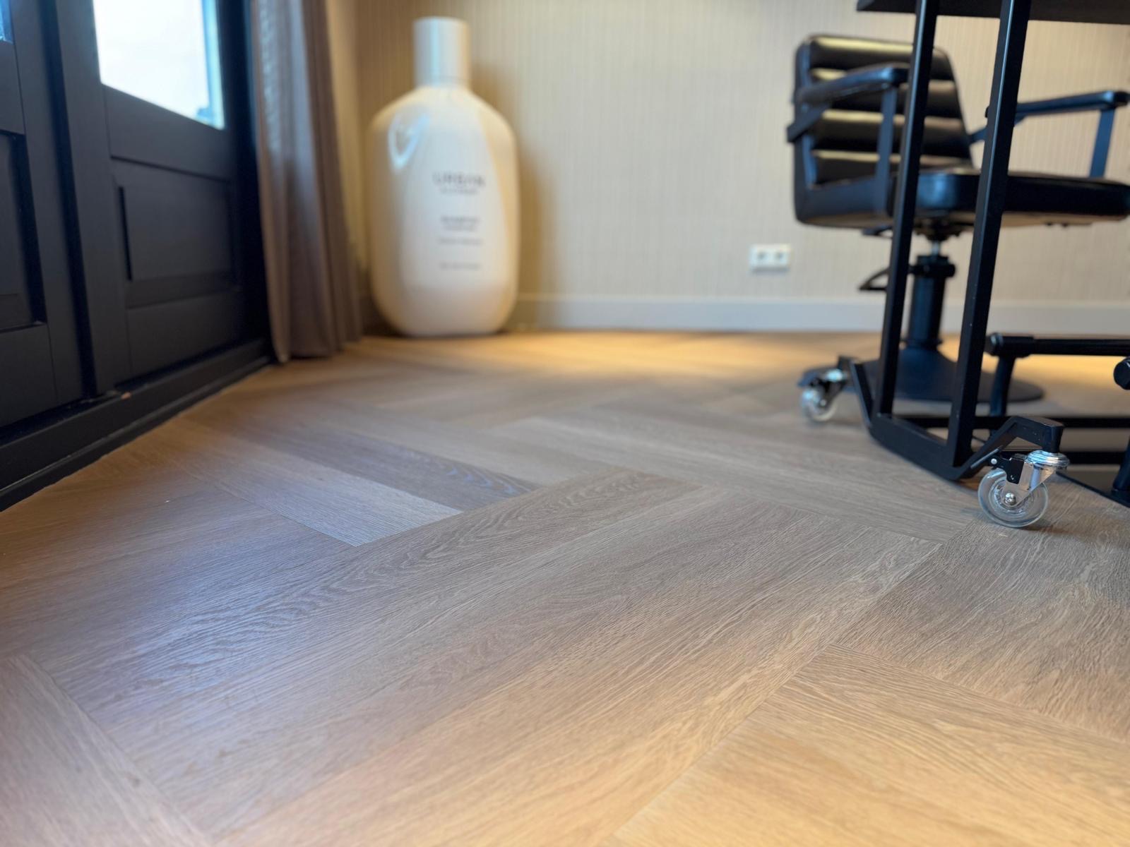 Afgewerkt interieur van kapsalon Linda's Look